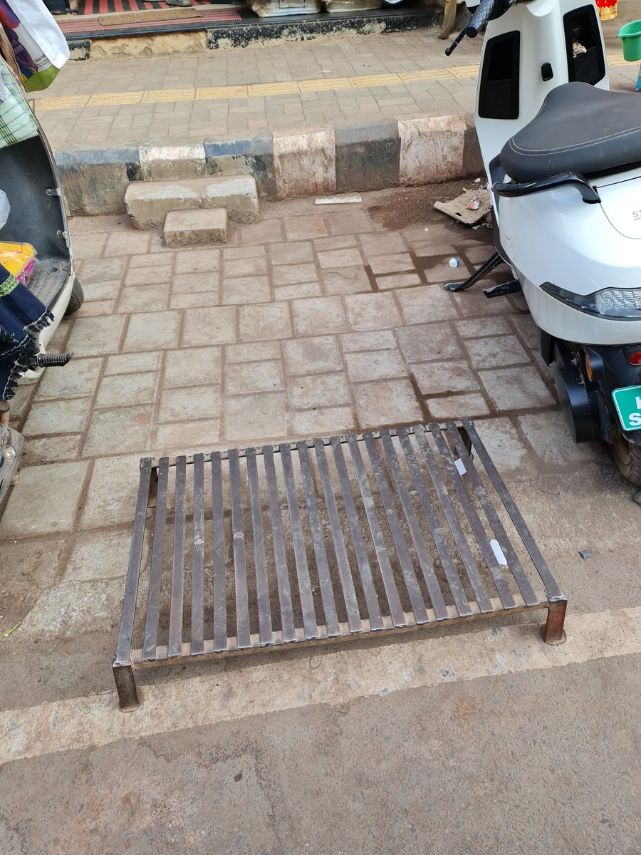 Gaurdianang3l's tweet photo. @Hubballi_Infra do these shops buy these footpath/Parking area from Government ? In busy market area all over Hubballi  for these practices not fined? Only for parking? https://t.co/eCLGyS6HiV