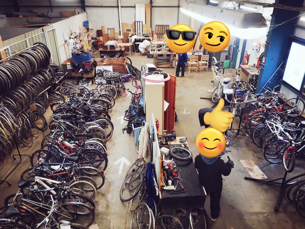 1ere visite de Fabrik K'fe 😍

Un atelier de réparation de vélo tenu par des bénévoles à <a href="/villepontsdece/">Ville Ponts-de-Cé</a> dans la @RessourcerieDB

Le rêve...