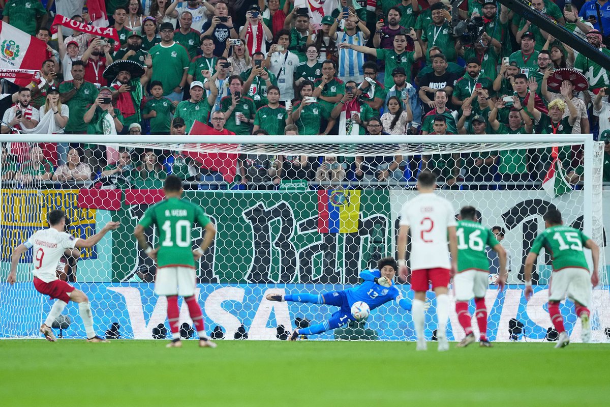 miseleccionmx's tweet photo. ¿Quinta Copa del Mundo? 🏆 🇲🇽
Guillermo Ochoa sabe cómo celebrarlo. ⬇️ https://t.co/IHs0okebDm