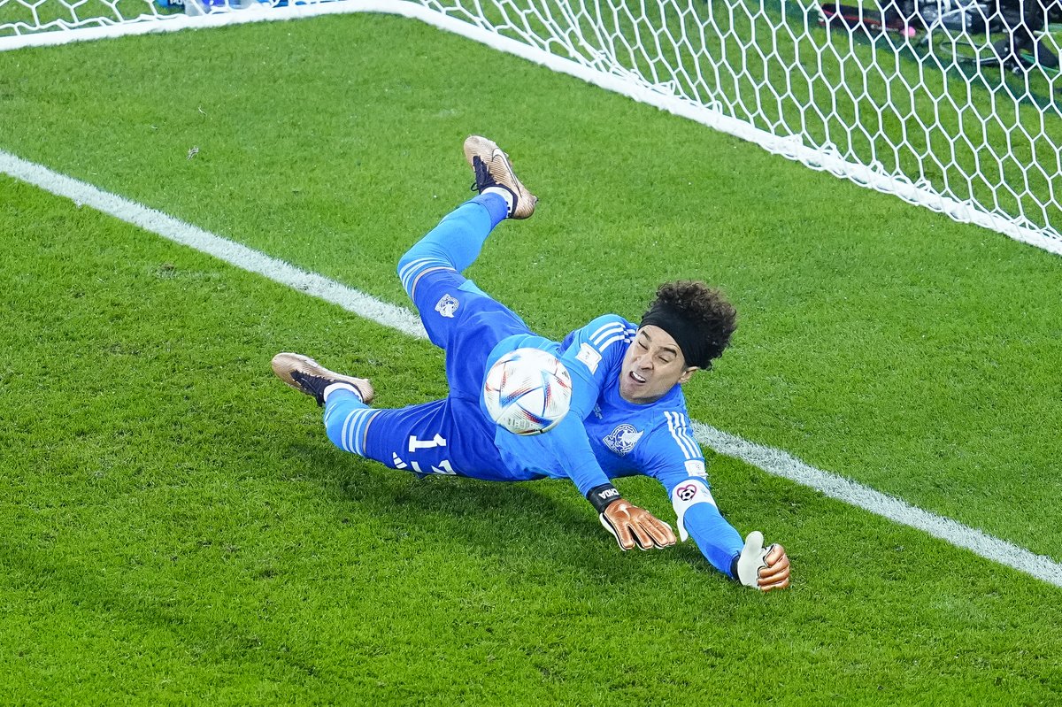 ¿Quinta Copa del Mundo? 🏆 🇲🇽
Guillermo Ochoa sabe cómo celebrarlo. ⬇️