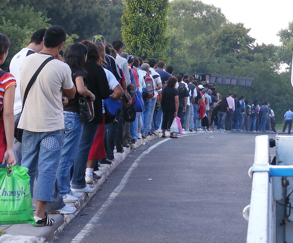 Rhevolver's tweet image. Así va la fila para chupársela a Ochoa con todo y huevos