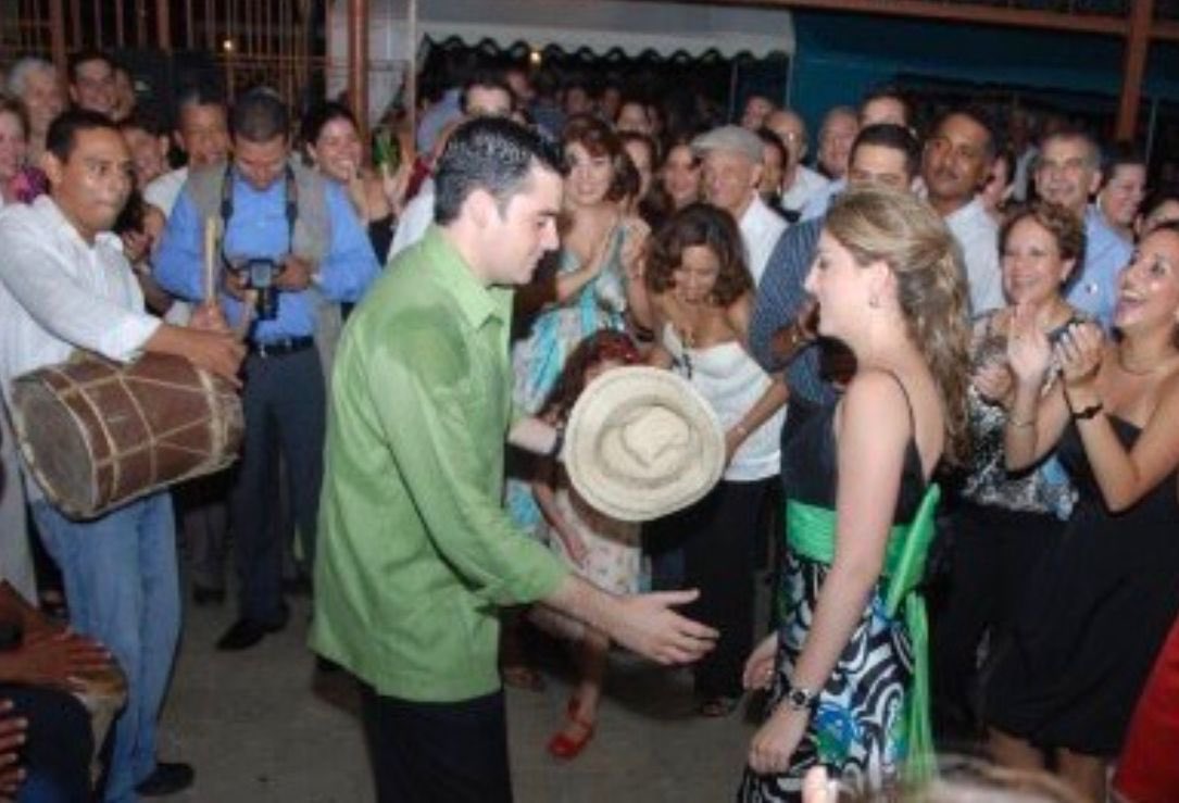 gabycarrizoj's tweet photo. Hace 14 años tomé una de las mejores decisiones de mi vida, y hoy le sigo agradeciendo a Dios y a la Virgen por haberte puesto en mi camino. ¡Feliz aniversario 14 de nuestra boda civil! Eres y siempre serás el amor de mi vida. Te amo @Juliedecarrizo ❤️ https://t.co/IEJYygtAx4