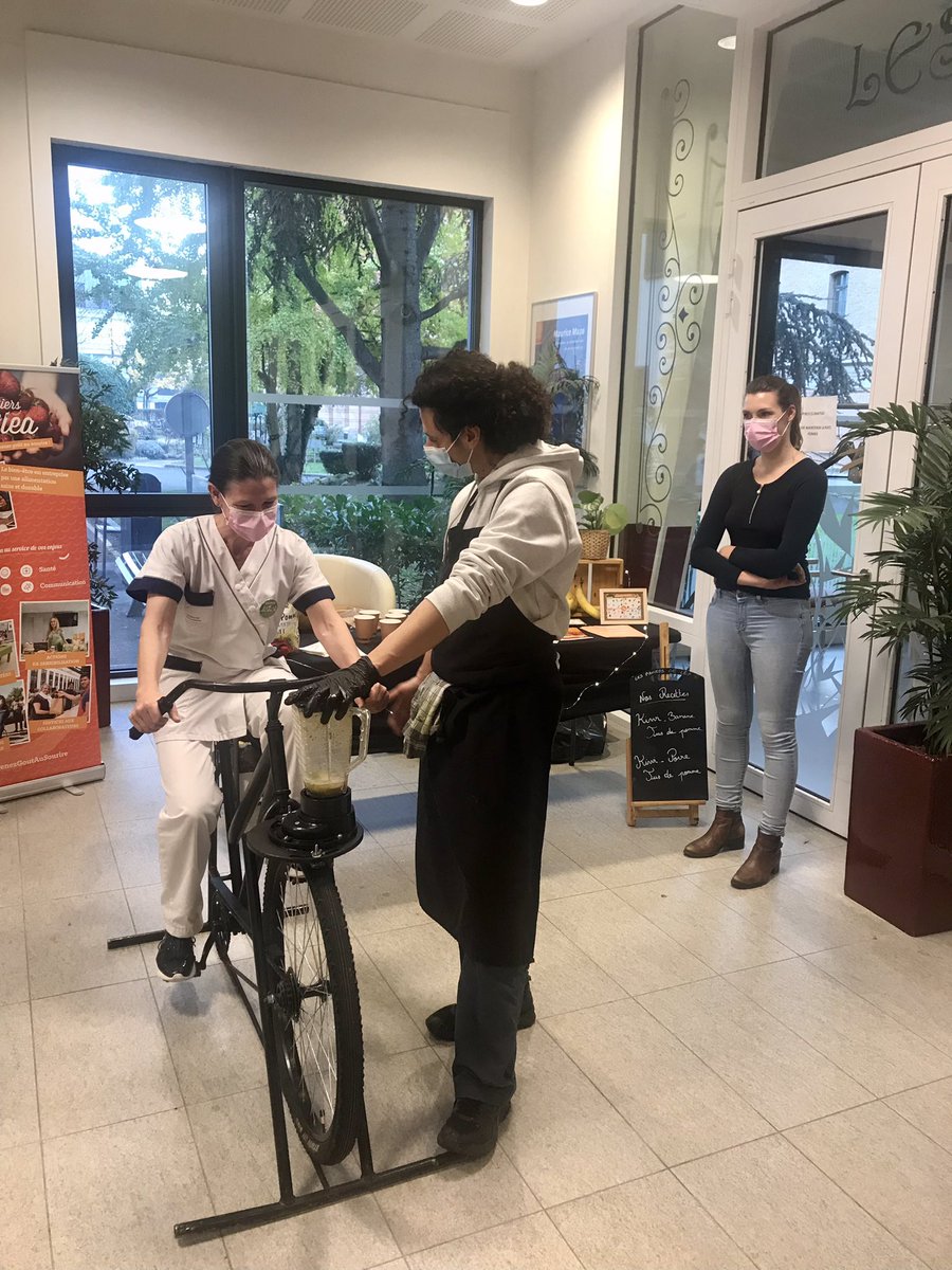 lesabondances's tweet photo. « Sortez la tête du guidon ! » A l’occasion de la  #semainedenutrition2022, professionnels et visiteurs du Centre de Gérontologie Les Abondances étaient invités cet après-midi à pédaler pour s’offrir un jus de fruits frais ! Une animation qui a eu du succès ! https://t.co/lraw40XQrS