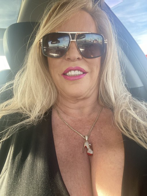 A husband started yelling for help &amp; I ran over saw him pulling his wife out of car &amp; she was unconscious<a href="/tag/europedichan"class="tags"><span>#europedichan</span></a>