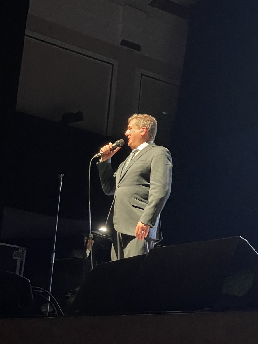obrienk86's tweet photo. What an incredible evening watching the wonderful @realaled and @RussellWatsonHQ. Such a magical Christmassy evening and a complete honour to hear ‘walking in the air’ by the man himself. @BikerVick #frontrow #fansforlife #russellwatson #aledjones https://t.co/Qbnhf5TWIO