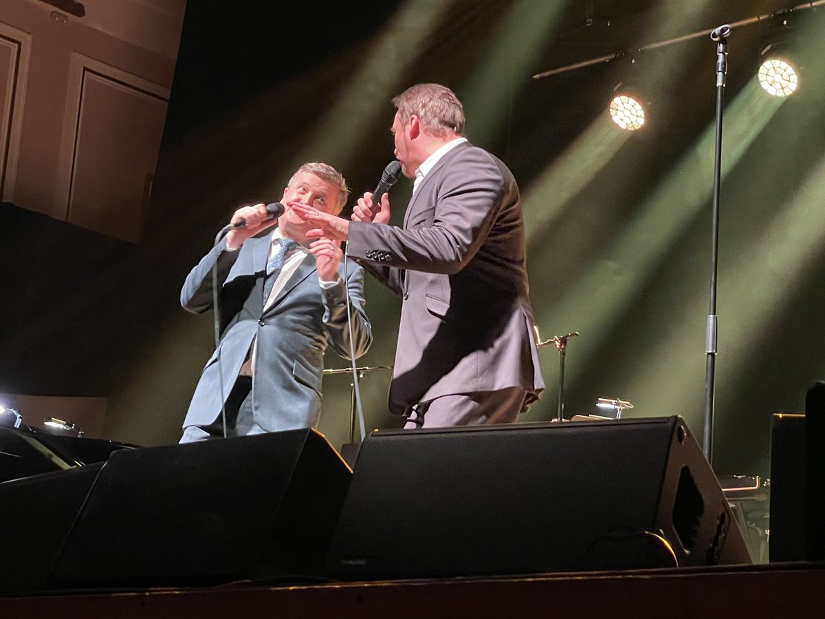obrienk86's tweet photo. What an incredible evening watching the wonderful @realaled and @RussellWatsonHQ. Such a magical Christmassy evening and a complete honour to hear ‘walking in the air’ by the man himself. @BikerVick #frontrow #fansforlife #russellwatson #aledjones https://t.co/Qbnhf5TWIO