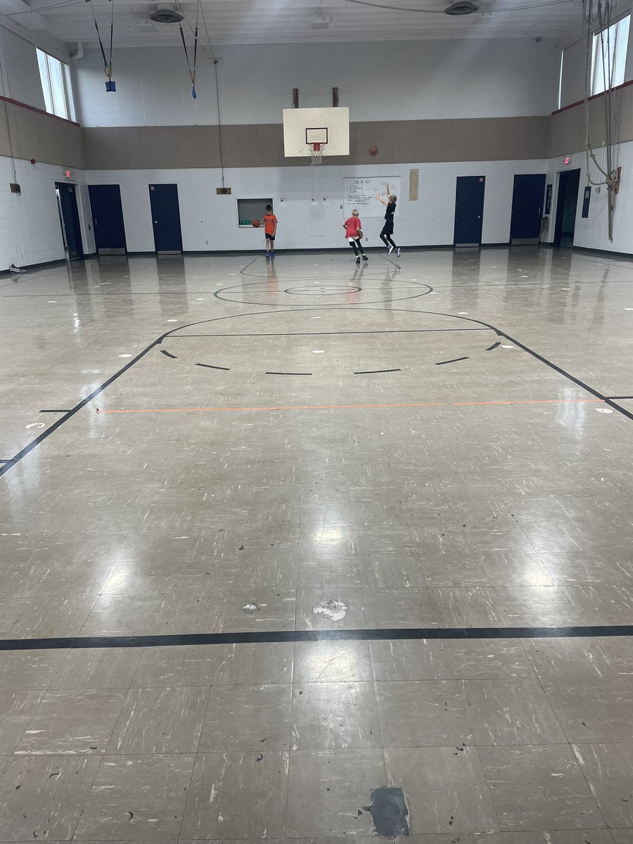 NessieLeigh1613's tweet photo. Where do these boys want to spend their Thanksgiving Break?! In the gym, at their school!! You don’t get better by sitting on the couch!! Future @OakHillsMBB #stillcan’tbeattheirmom https://t.co/CyL2GoqqwZ