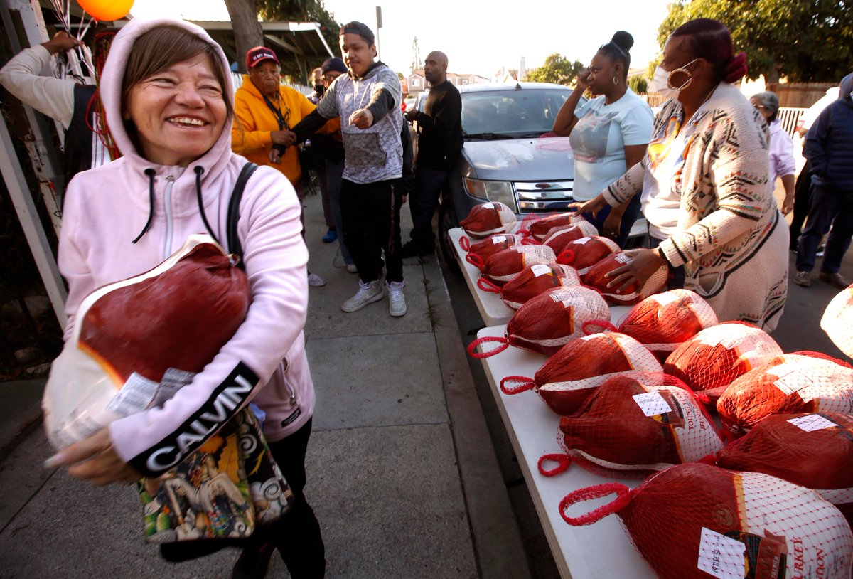 GenaroMolina47's tweet photo. The scene at the 37th Annual Turkey Giveaway by Sweet Alice Harris, in yellow, and her organization, “Parents of Watts,” in Watts early this morning. #parentsofwatts #sweetalice #watts #Thanksgiving2022 #latimes #latimesphotos https://t.co/pnbawl9Ifr