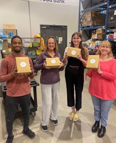 COFoodBank's tweet photo. Thank you Sysco for providing these yummy lunches to the dedicated volunteers who help nourish our community.
#nourishthecommunity #okanagan #kelowna #westkelowna #volunteer #giveback #holidayseason #supportlocal #sysco #jointhefoodmovement https://t.co/Qe8hXM1DRs
