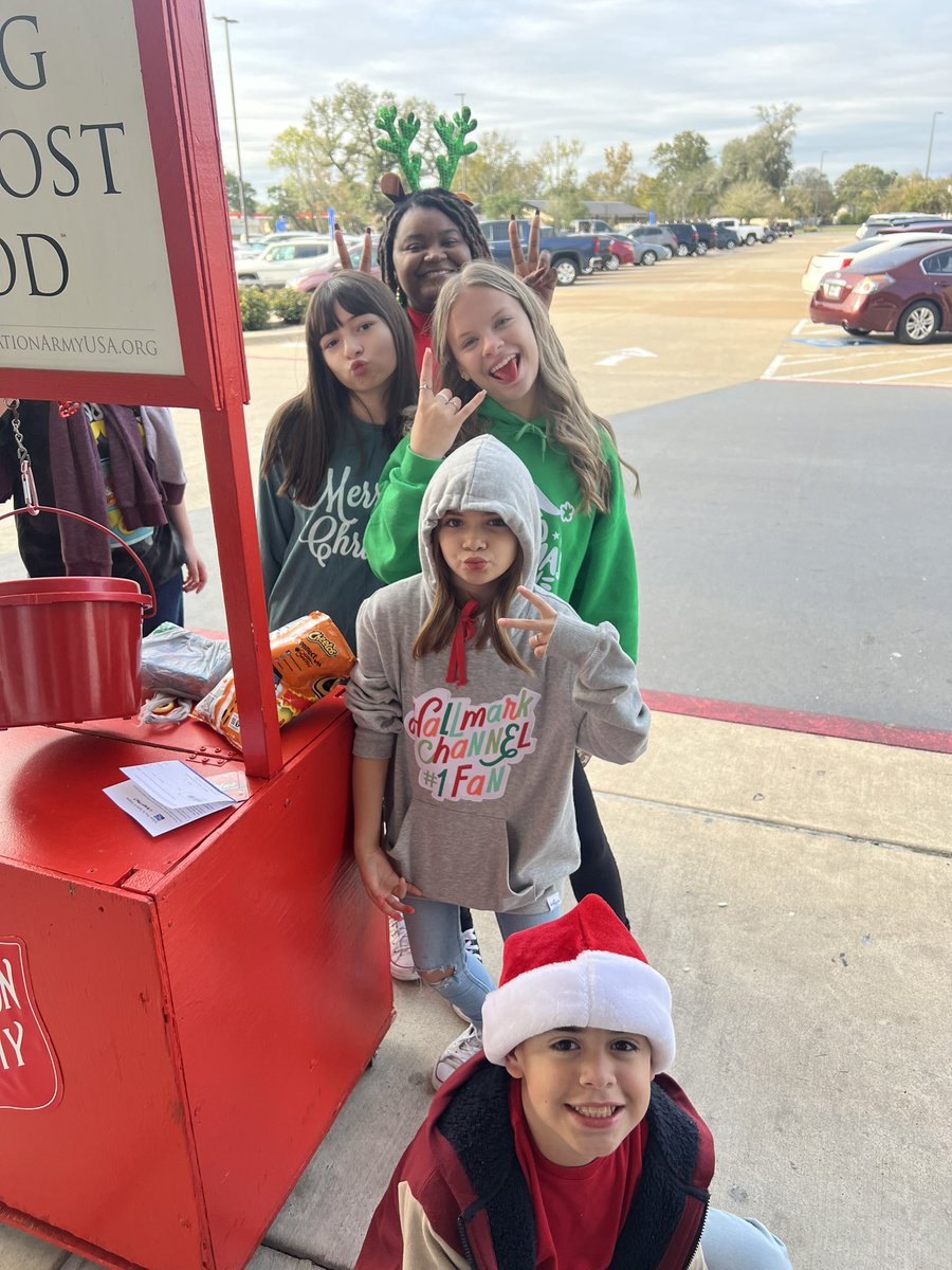 KRamirezCIS's tweet photo. CIS STUCO ringing the bell! #studentleaders @CISCougars @StucoWithMsS @BrazosportISD https://t.co/wo6EXIlFCx