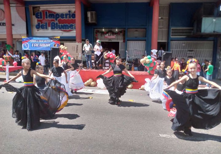 CDCETachira's tweet photo. 3 mil hallacas se compartieron en Parrandón Navideño de la Zona Educativa Táchira 💫

Actividad apoyada por el Gobernador @FreddyBernal
💛🖤

Lee los detalles a continuación 👇
https://t.co/ku3yep7pdT

@NicolasMaduro 
@MPPEDUCACION 
@Berzabethg1 
@KaremDeBernal 
@CnaeTachira https://t.co/qqohyMtdC5