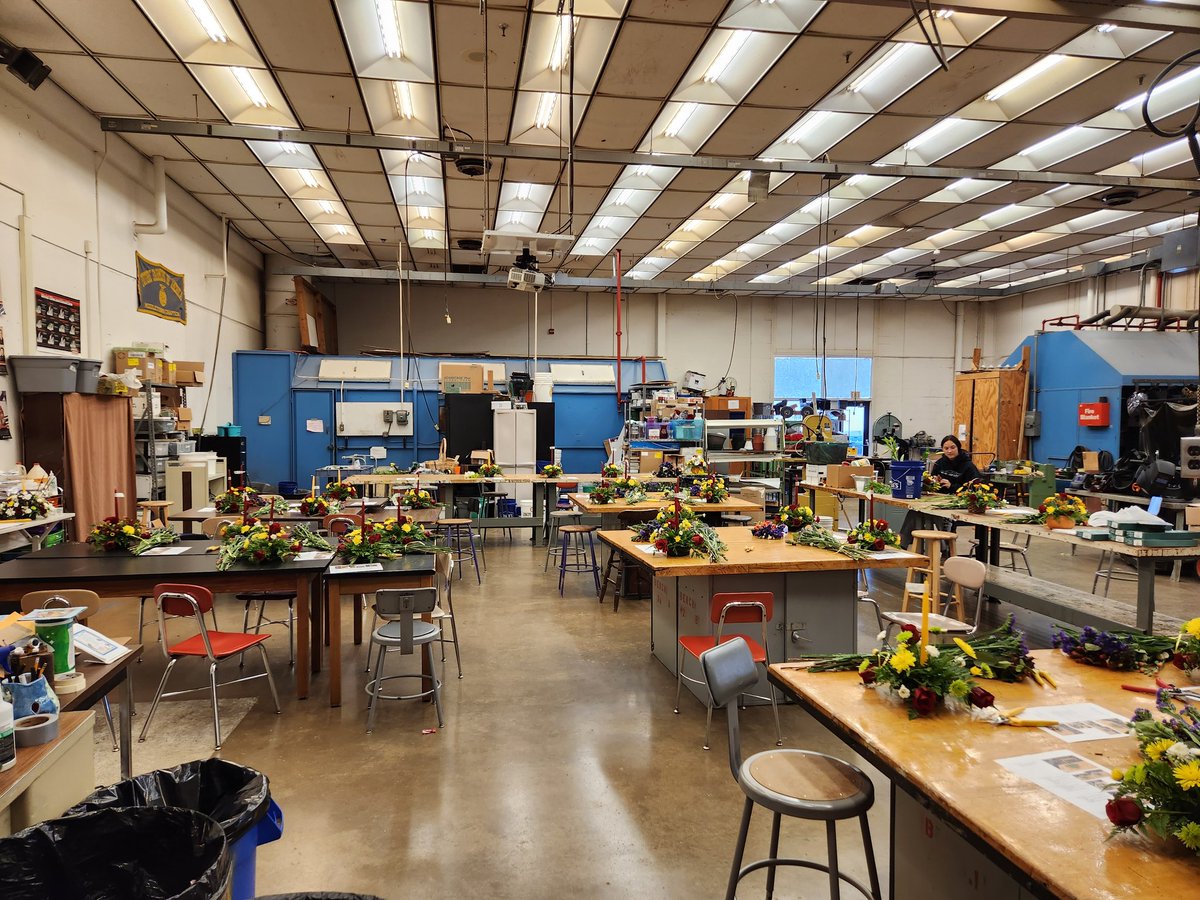 MiddletownFFA's tweet photo. Horticulture students worked hard today to finish their floral arrangements and get them Thanksgiving ready. Happy Thanksgiving! #horticulture @FCPSMaryland @FCPSCTE https://t.co/PXsFiEaMQV