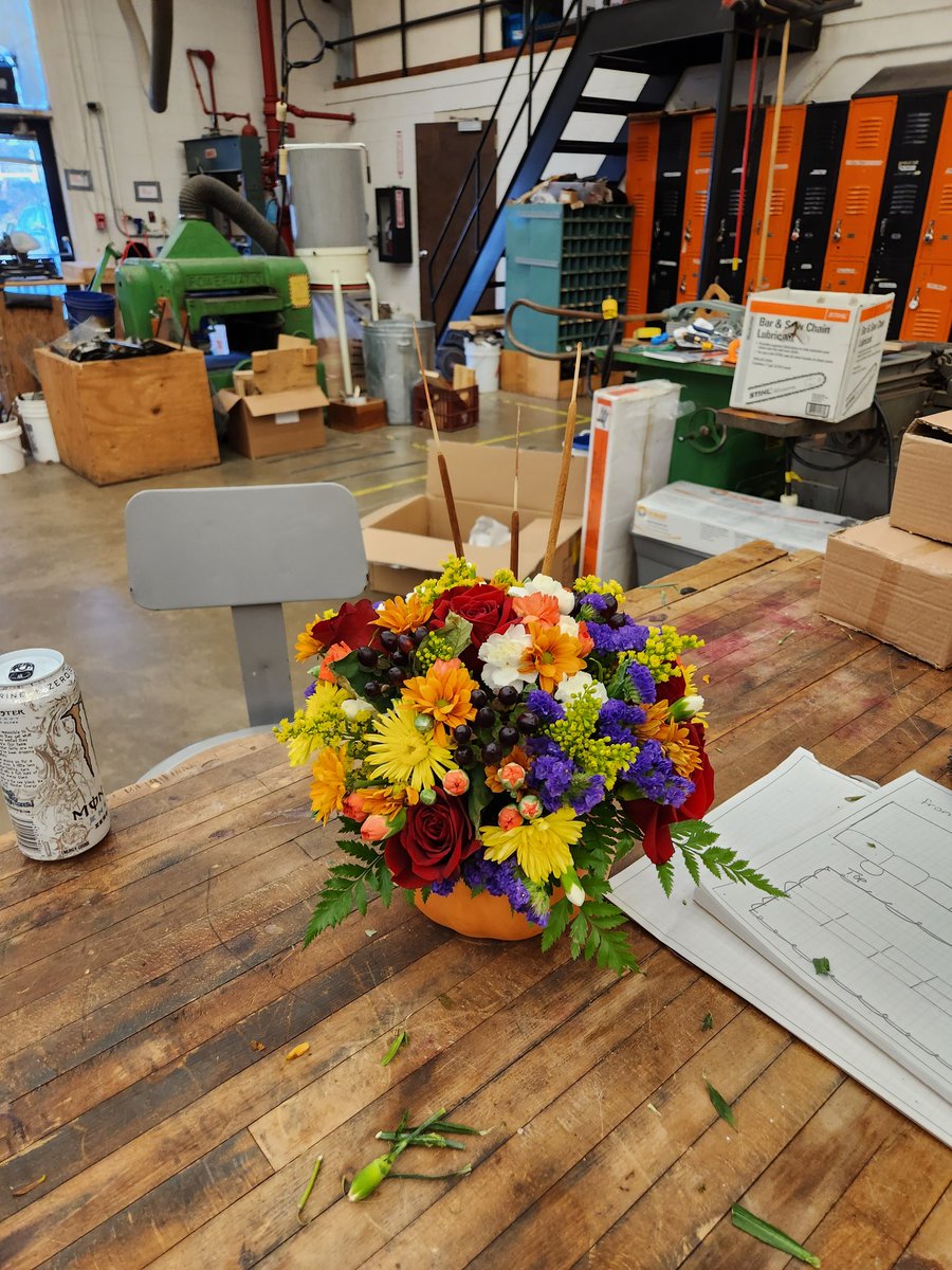 MiddletownFFA's tweet photo. Horticulture students worked hard today to finish their floral arrangements and get them Thanksgiving ready. Happy Thanksgiving! #horticulture @FCPSMaryland @FCPSCTE https://t.co/PXsFiEaMQV