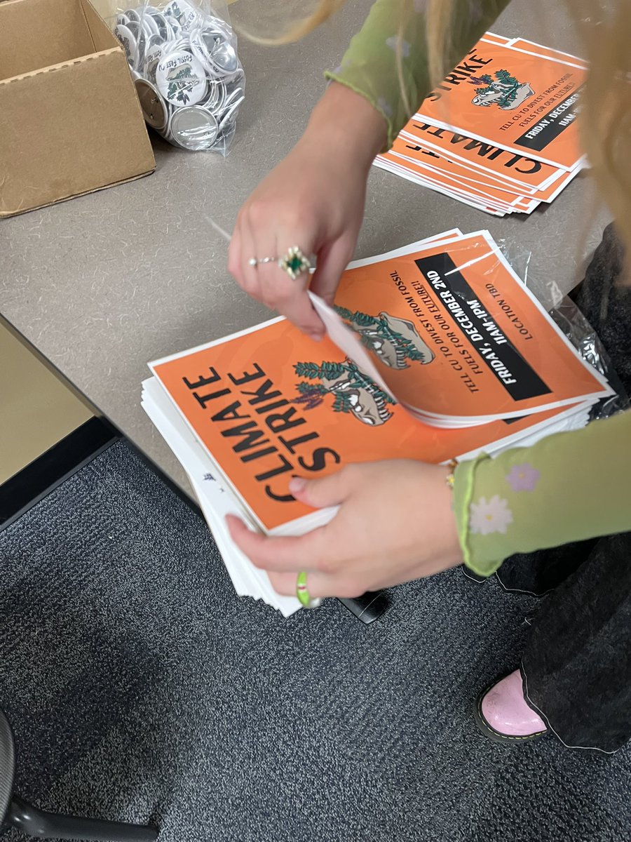 FossilFreeCU22's tweet photo. #throwback to an empowering fossil free kickoff event! Have a great #thanksgiving and stay tuned for future events! 
#divest #FossilFuel #cuboulder https://t.co/g73phBtoFj