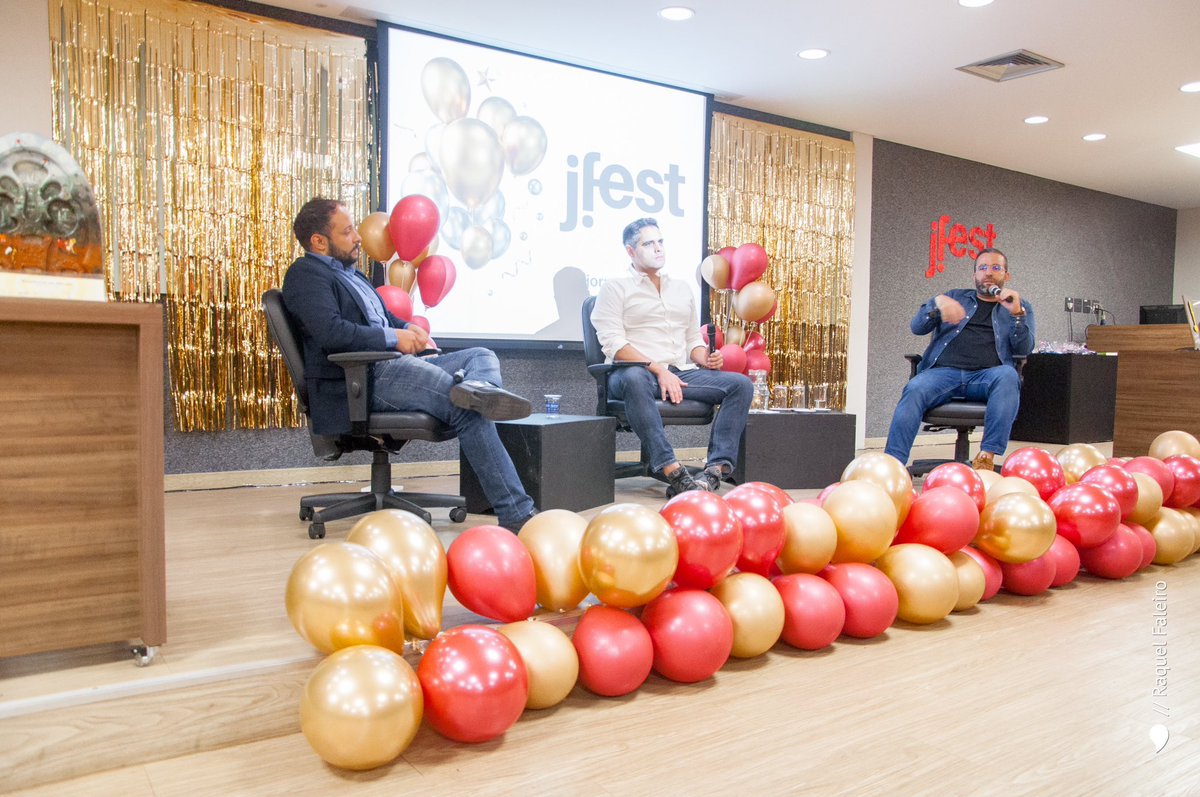 marioalaska's tweet photo. Que orgulho e felicidade desse dia!
Pude participar como mediador/apresentador do #jfest na @pucminas São Gabriel.
Falamos sobre os 100 anos de rádio no Brasil e as novas perspectivas.
Dividi experiências com colegas de profissão e a molecada da universidade! https://t.co/bufrZLtJPR
