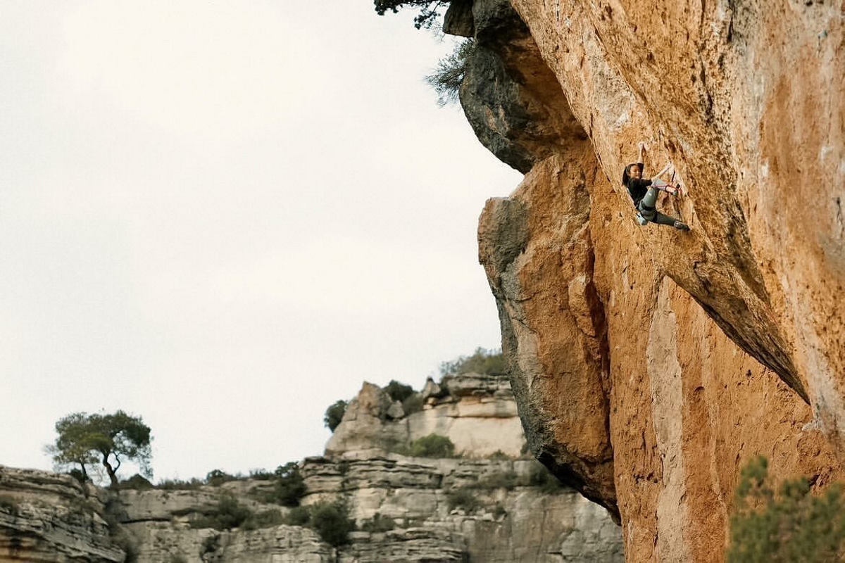 Climber_News's tweet photo. At just 19 years old, Chaehyun Seo has climbed "La Rambla" 9a+ in Siurana, Spain. The young Olympian made the top after just seven tries! 😃

https://t.co/nzH6UXuEXj

#climbing #rockclimbing #climb #chaehyunseo #seochaehyun #bouldering https://t.co/b0l7qlg3BW