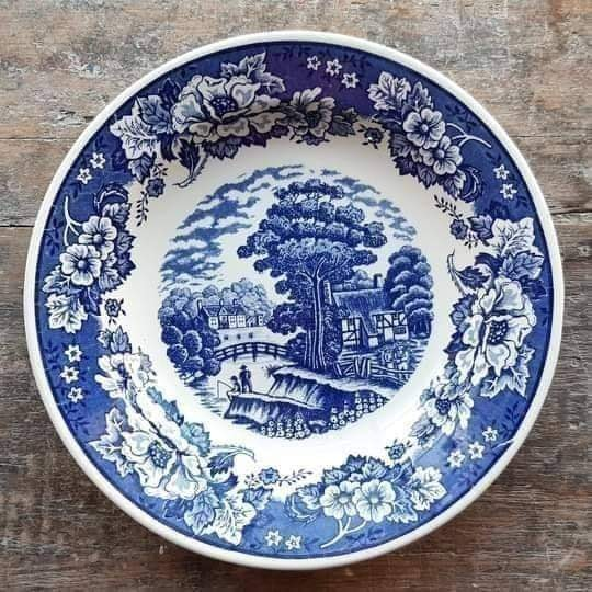 Toda mi infancia viendo estos platos. Mi abuela no los usaba, los exhibía sobre una pared. A otros los ponía sobre un atril de madera.   
Hace un tiempo me enteré que se hacían en la fábrica Lozadur de Villa Adelina donde trabajaban 1200 personas, la mayoría eran mujeres. (sigue)