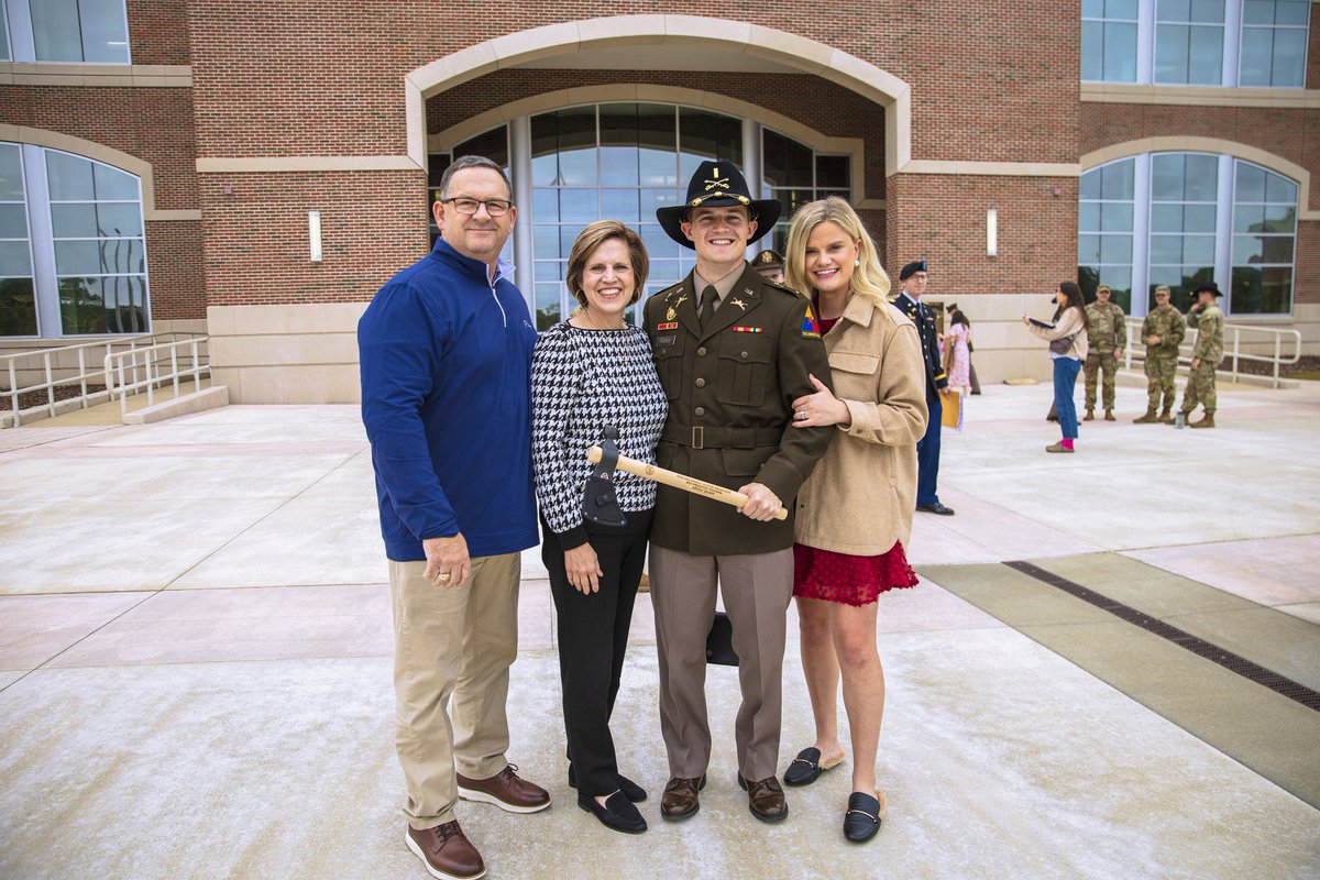 #ArmorReady Congrats to the brand new Armor officers! Excellent work! For more photos:m.facebook.com/story.php?stor… <a href="/Randal0612/">Randal Edmondson</a> @ChiefofArmor <a href="/curtisbuzzard/">Curtis A. Buzzard</a> <a href="/199thLeaderBDE/">199th Infantry "Leader Brigade"</a> <a href="/ArmorSchool/">ArmorSchool</a>