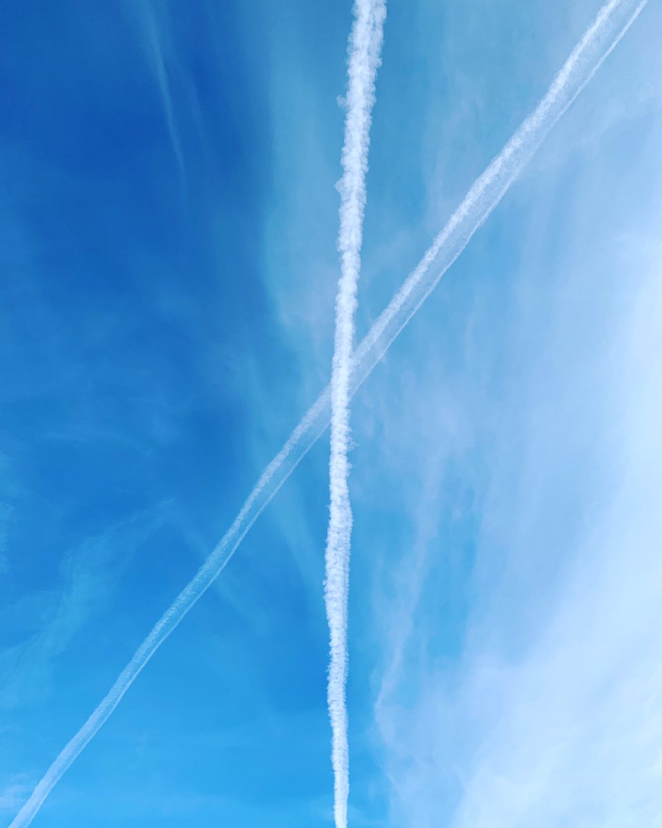 Même pas dix secondes à l’extérieur, et l’apprentissage est dévoilé par les enfants. “Les avions ont fait un X!” Certains diront: “Ben oui Chantal, c’est facile en mat/jardin!” Moi je dis: “C’est authentique quand le transfert se fait en dehors des quatre murs de la classe.”