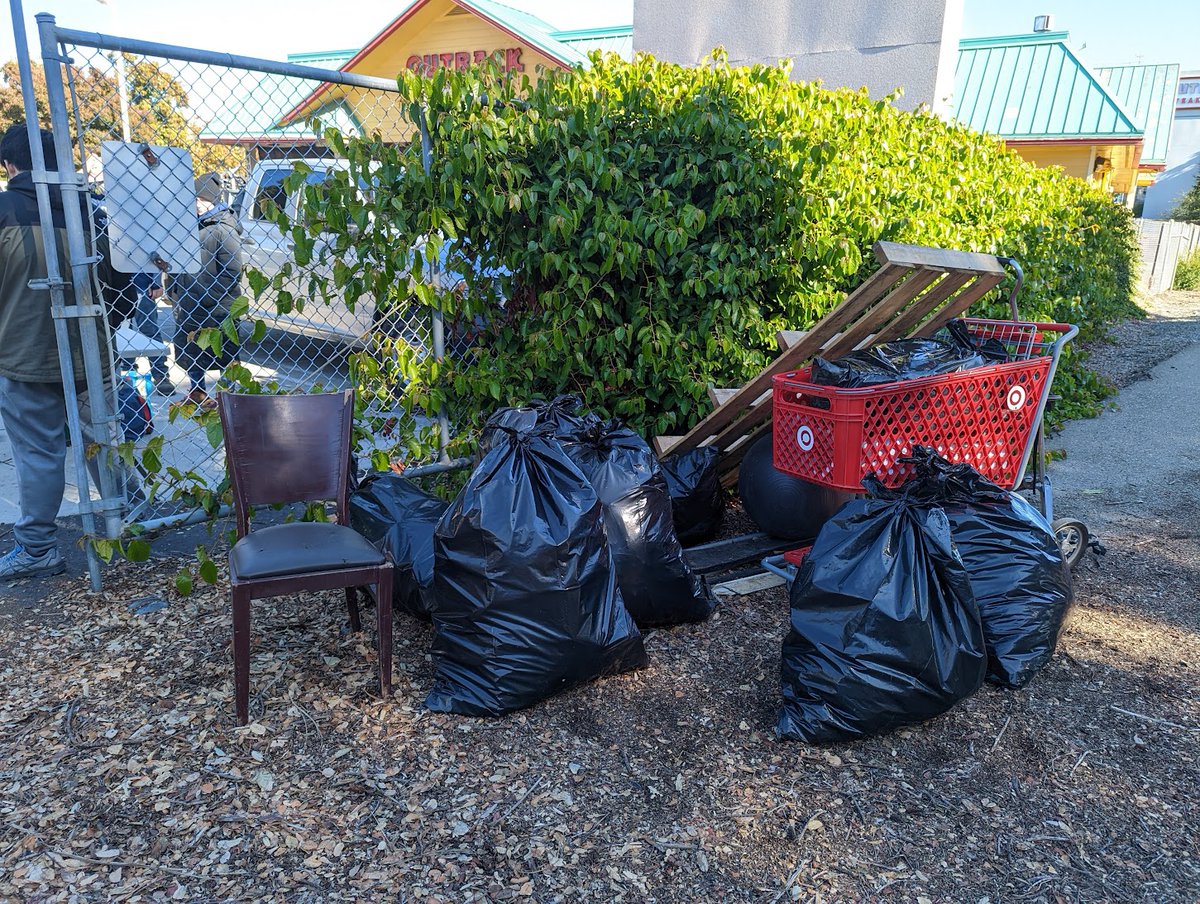 On November 19, 2022, we had 31 volunteers who removed 490 gallons of trash from Dublin Creek for the City of Dublin. Thank you to each and everyone of our volunteers!