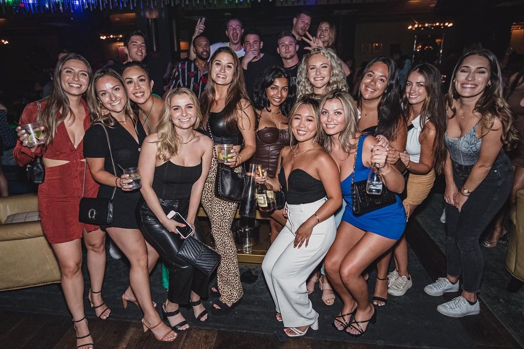 THIS is how you do Drinksgiving! 👏👯‍♀️ Tomorrow night, throw it down San Diego-style at <a href="/theoxfordsd/">Oxford Social Club</a>'s Industry Thanksgiving event ft. <a href="/GEORGIASINCLAIR/">Georgia Sinclair</a> &amp; FOMO. In need of tickets or a VIP table reservation? #Tablelist has you covered.

🥂: ow.ly/ZrVT50LKnmr