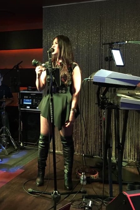 MarleneMarkos's tweet photo. Hello to my Vegas musician friends! 😘 Just wanted to let you that I'm available in December to book dates &amp; I'd love to sing w/ you. I can also put together a duo, trio or full band for lounges or private events. Singing Christmas songs are my favorite! 🎤🎶🎄

#vocalist https://t.co/io03QxErWz