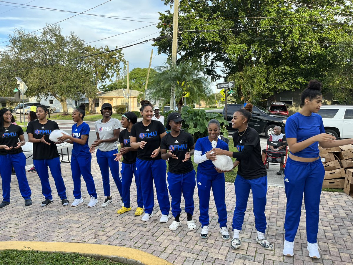CoachGStanback's tweet photo. FMU Lady Lions Basketball…..Giving the gobble to the community! Turkey’s the Lion Way! Thank you 🦁 @TamaraJames_  and @DaniaBeachFL! Give Thanks! @GoFmuLions @SunConference @Truecane12 https://t.co/baNqSht7Ji