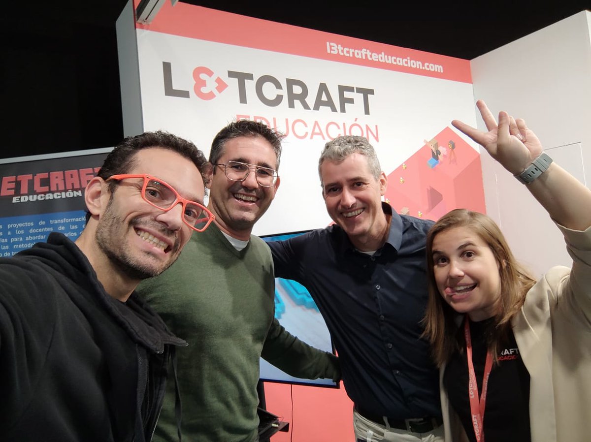 En el pedazo de stand de <a href="/L3tCraft/">L3tCraft</a> , con mis supercompis <a href="/adolfodegrandy/">Adolfo De Grandy</a> y <a href="/edu_loen/">eduloen</a>, para quien no conozca esta empresa, os recomiendo que lo visitéis!!! Y además podéis ganar un regalito muy apetitoso... #SIMOLetcraftSurface