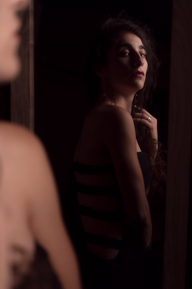 carlosvelayos's tweet photo. Claroscuro de misterio. #carlosvelayos #vestido #dress #morena #brunettee #curlyhair #pelorizado #strobist #fotodeestudio #studiofoto #stodiofotografico #empoderamiento #flashphoto #fotografiaestudio #girlportrait #bookfotografico #soulportrait https://t.co/oO9G8WwJ99