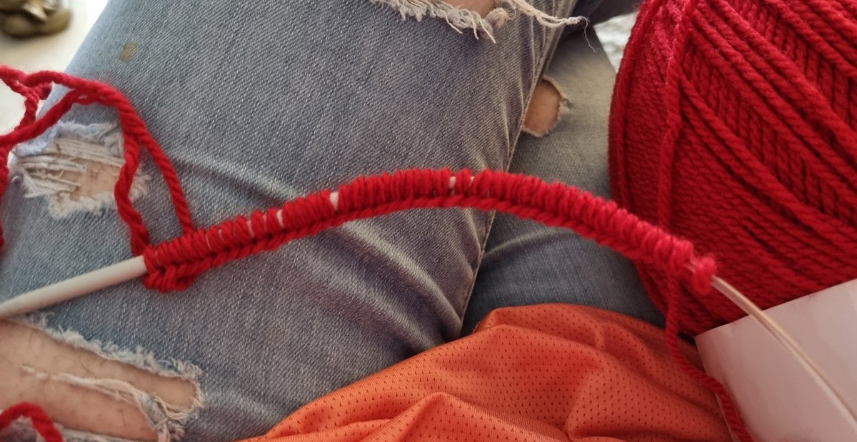 KitchenWitch17's tweet photo. Started this new jumper on the 15th nov and this is how far I've got in a week 😲 surprised smoke isn't coming off the needles 🤣
#MHHSBD #KnittingTwitter #yarnlovers #wool #weavingmagic https://t.co/C5DL2LMUKO