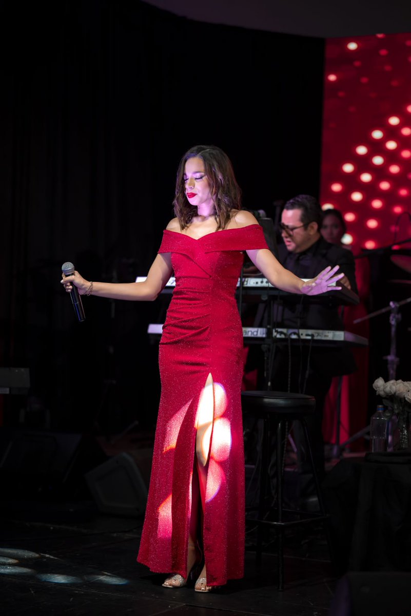 Emana de la música una fuerza que se adueña de todo y que no acierto a explicar (simplemente mágico✨️🎶) Disfruté cada minuto con estos grandes maestros!🙌🏻 Que la música siga viviendo en cada uno de nuestros corazones y sigamos gozando y disfrutando de ella...🎶🎤💙💜🌠

#music