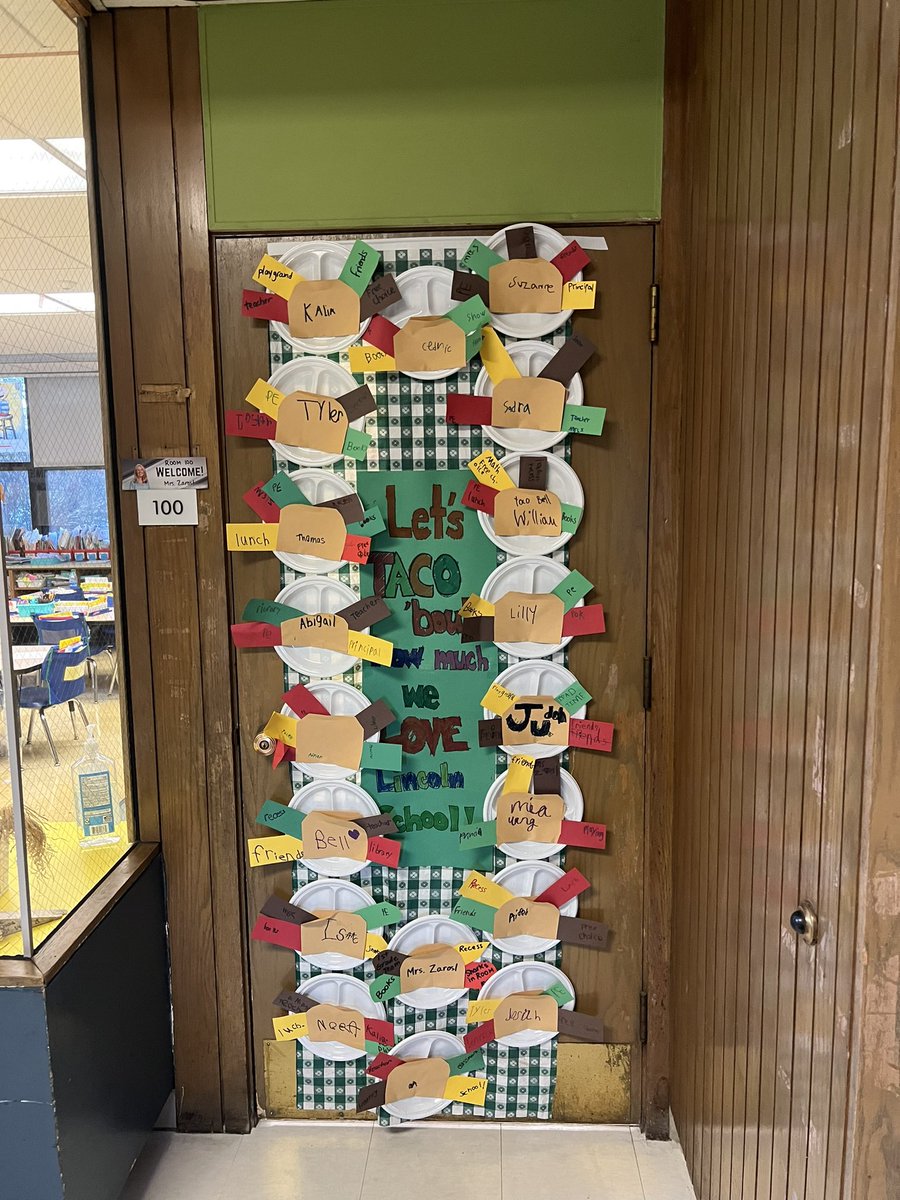 Lincoln decked the halls with gratitude for their PBIS trimester celebration! 🥰💥 #UpAtLincoln #OakPark97 <a href="/UpAtLincolnOP/">Lincoln Elementary D97</a>