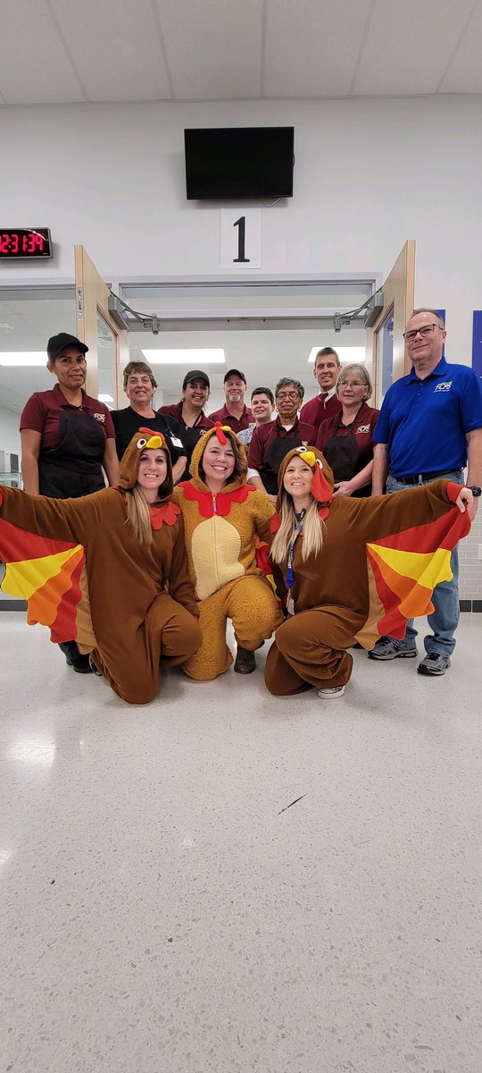 Full crew serving Thanksgiving lunch today at the WAVE... Grateful for each and every person who steps foot through our doors ♥️ <a href="/FCPSStarSchools/">FCPS_StarSchools</a> <a href="/FCPSJIvins/">Julie Ivins</a>