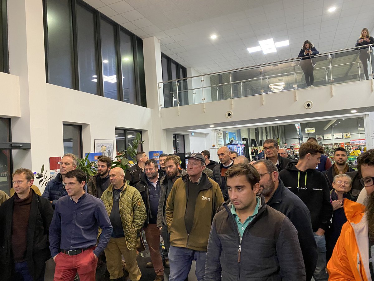 BOURSAGRI® (@boursagri) on Twitter photo 🔴 On est chez Agri33 ce soir 🚜 
Au plus près des agriculteurs pour échanger sur toutes les solutions proposées par les entreprises du <a href="/Co_Farming/">#CoFarming</a> ! 🔴 On est chez Agri33 ce soir 🚜 
Au plus près des agriculteurs pour échanger sur toutes les solutions proposées par les entreprises du <a href="/Co_Farming/">#CoFarming</a> !