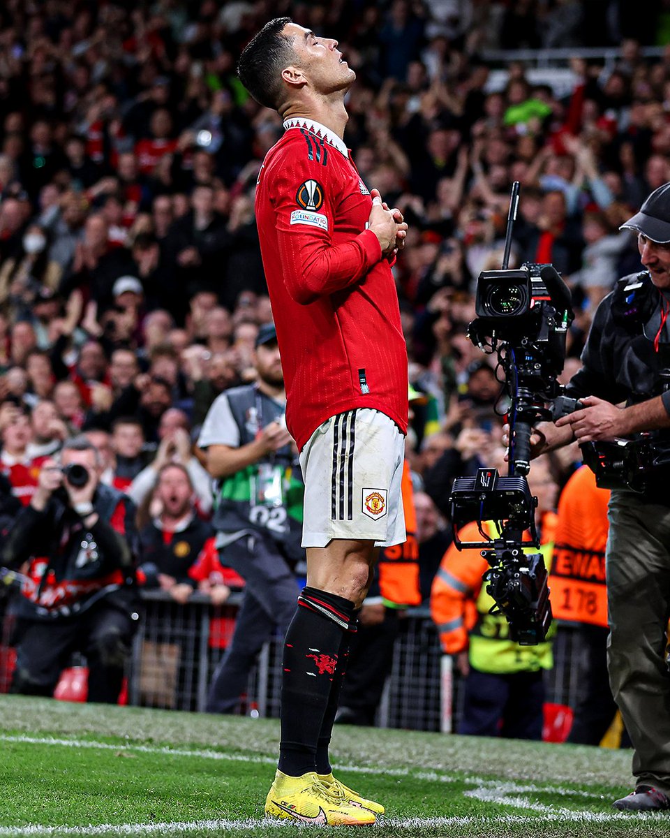 malhar_acharya's tweet photo. Legend👑 #CR7𓃵 #CristianoRonaldo #Ronaldo𓃵 https://t.co/IqNO7lvdum