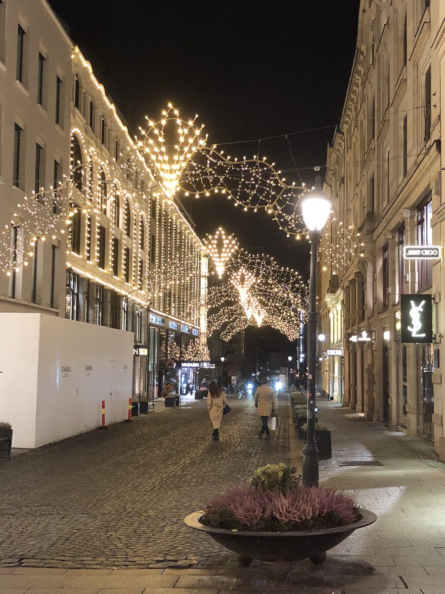 TommyTonsberg's tweet photo. Oslo is all lit up tonight 🥰 https://t.co/J0d26asP8l