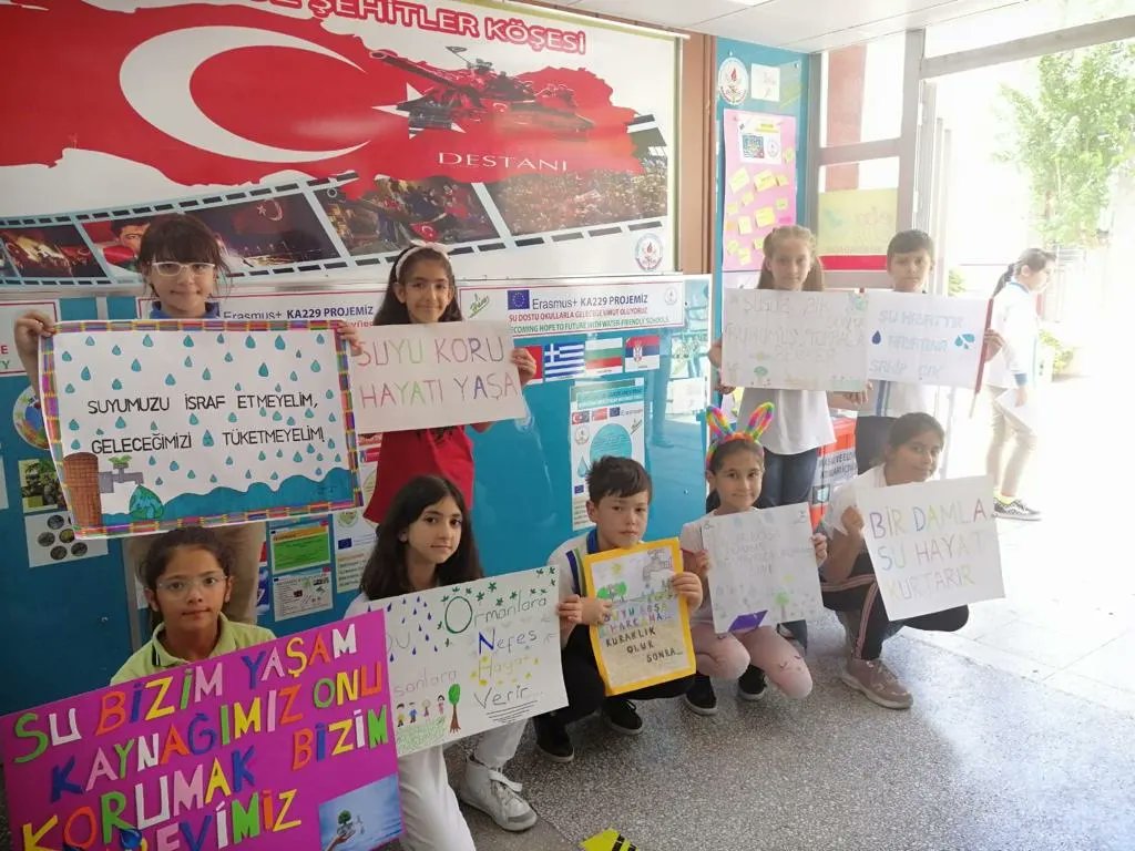 Erasmus+ projemiz kapsamında öğrencilerimiz su bilinci ve su farkındalığını artırmak için Türkçe ve İngilizce sloganlar yazdılar.<a href="/ulusalajans/">Türkiye Ulusal Ajansı 🇹🇷 Turkish NA</a> <a href="/ABBaskanligi/">T.C. Dışişleri Bakanlığı Avrupa Birliği Başkanlığı</a> <a href="/EskisehirMem/">Eskişehir İl Milli Eğitim Müdürlüğü</a> <a href="/odunpazarimem/">odunpazarımem</a> <a href="/1Havaikmal/">1. Hava İkmal Bakım Merkezi İlkokulu</a> <a href="/ErasmusWater/">Turkey Erasmus Plus Water-Friendly Schools</a> <a href="/TurkeyPlus/">Turkey Erasmus Plus Climate Change</a> <a href="/erasmuswaterfr1/">erasmuswaterfriendlygreece</a>