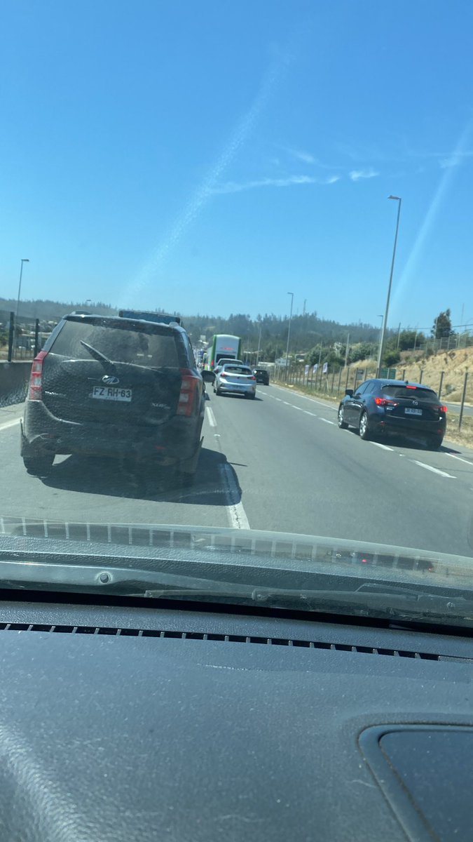 solange_ls's tweet photo. @sitiodelsuceso continúa el taco por lo camioneros obstaculizando la carretera. Q pasa con los carabineros q no despejan las vías públicas? https://t.co/dca0I5Vg2c