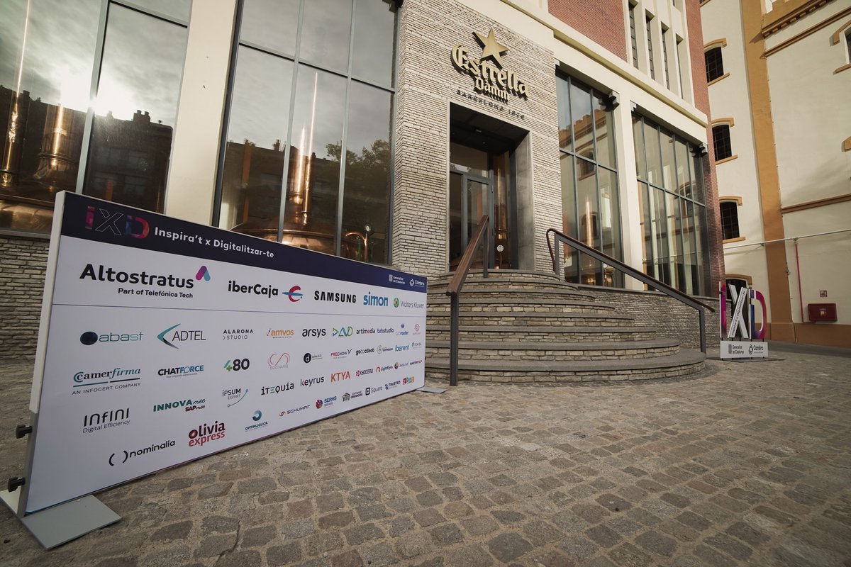 CambraBCN's tweet photo. Més de 200 persones assisteixen a l'#IXD22!
🤝Una jornada que ha estat possible gràcies a @AltostratusSL @SamsungMobile @SimonElectricES @WKPymes @ibercaja #BenitoNovatilu @flaxandkale!
☝️La trobada ha posat el focus en els beneficis de la digitalització dels negocis! https://t.co/YiaJnOC50q