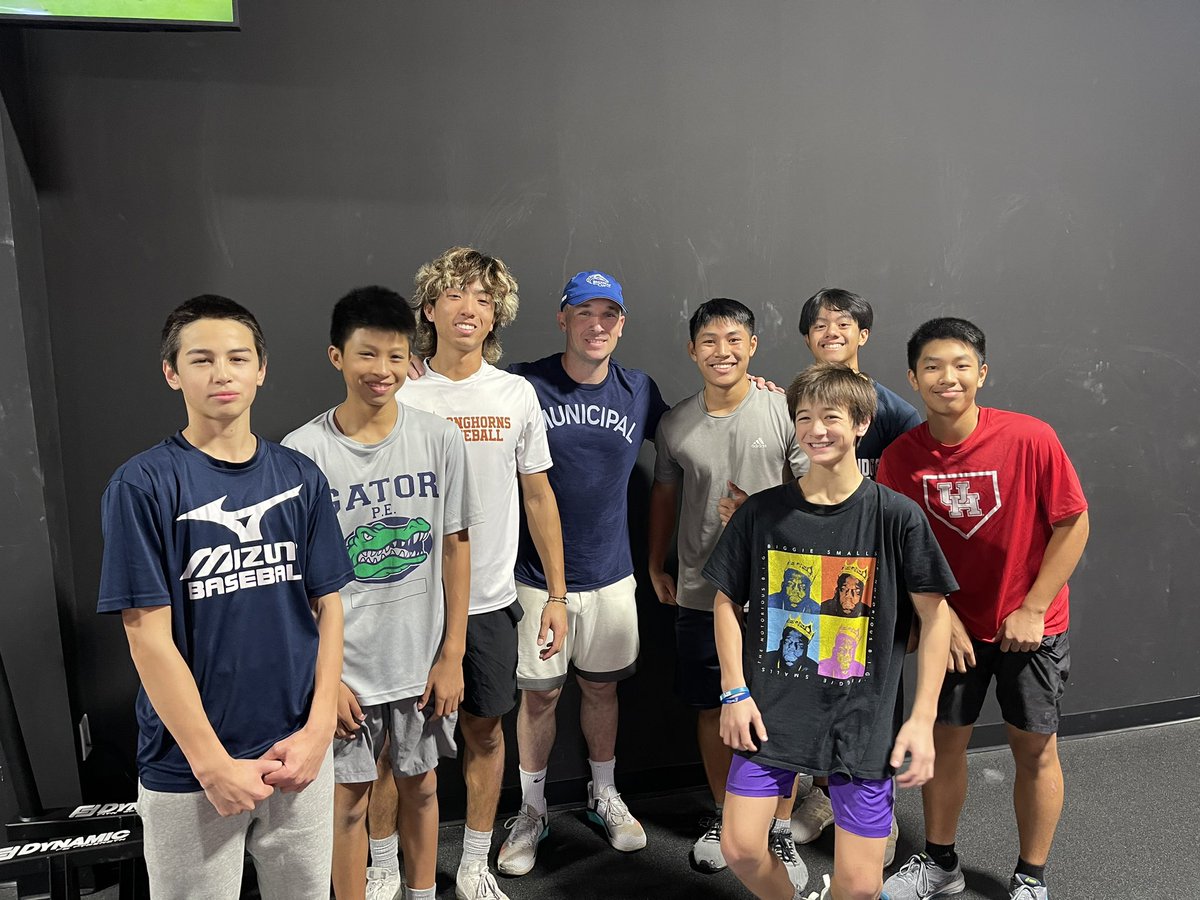 Crusaders players, after a speed&agility session, got to meet with the world champ. Thank you @ABREG_1 for taking your time for pictures and chat. These boys look up to you and the entire @astros team.
@RamsBaseball8 @christrinh001 @DustinDinh7 @TylerDo17 @JDinh15