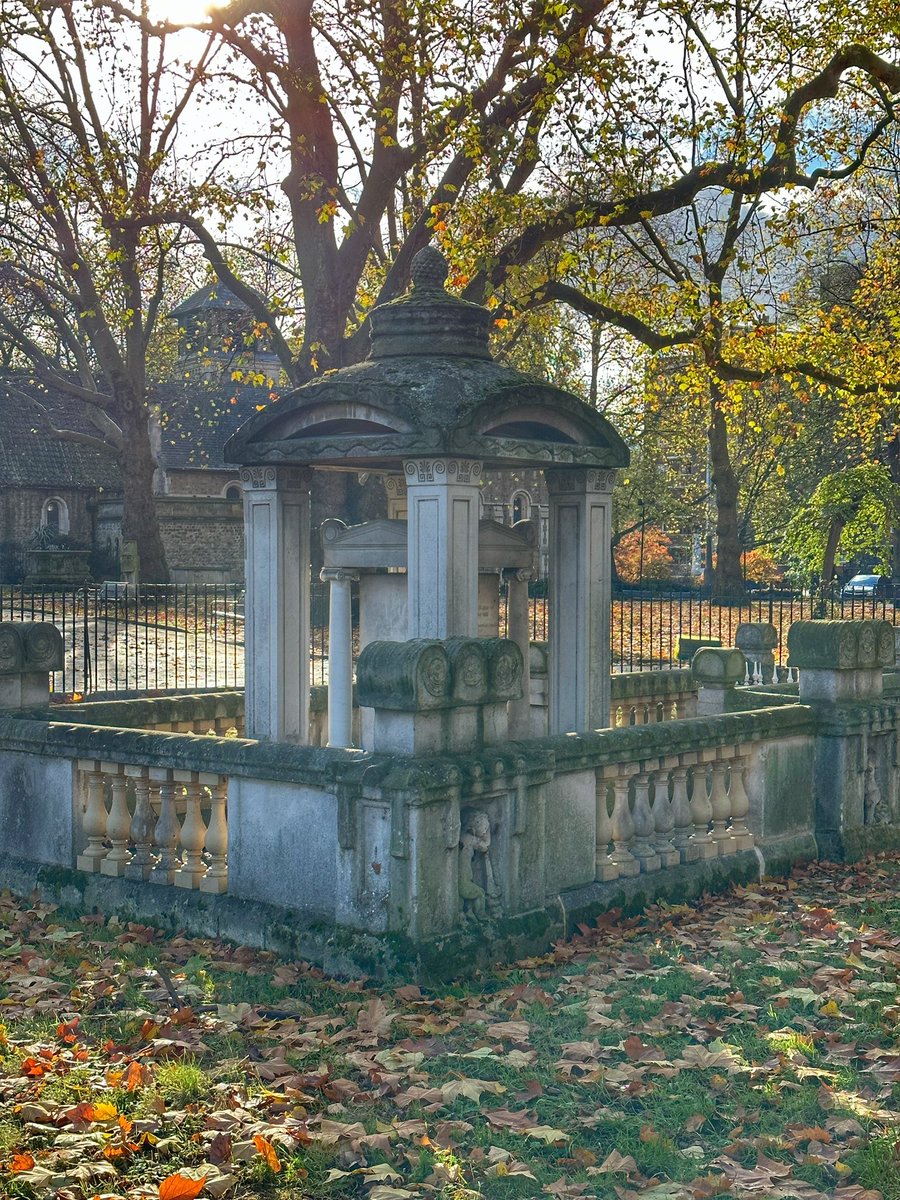 TobyWoody's tweet photo. Within sight of St Pancras #DayOutInLondon https://t.co/bNBuGfpAxa