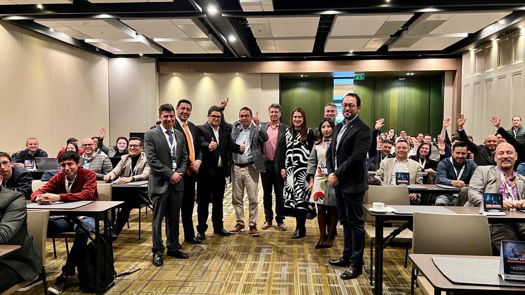 ConsejeriaTIC's tweet photo. Con el reconocimiento por la participación destacada en el taller, finalizamos la jornada con el compromiso de seguir trabajando para el aprovechamiento de un entorno digital seguro que proteja los datos de la ciudadanía y nos permita avanzar hacia #BogotáTerritorioInteligente https://t.co/sijeOW7S0W