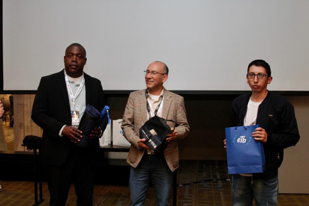 ConsejeriaTIC's tweet photo. Con el reconocimiento por la participación destacada en el taller, finalizamos la jornada con el compromiso de seguir trabajando para el aprovechamiento de un entorno digital seguro que proteja los datos de la ciudadanía y nos permita avanzar hacia #BogotáTerritorioInteligente https://t.co/sijeOW7S0W