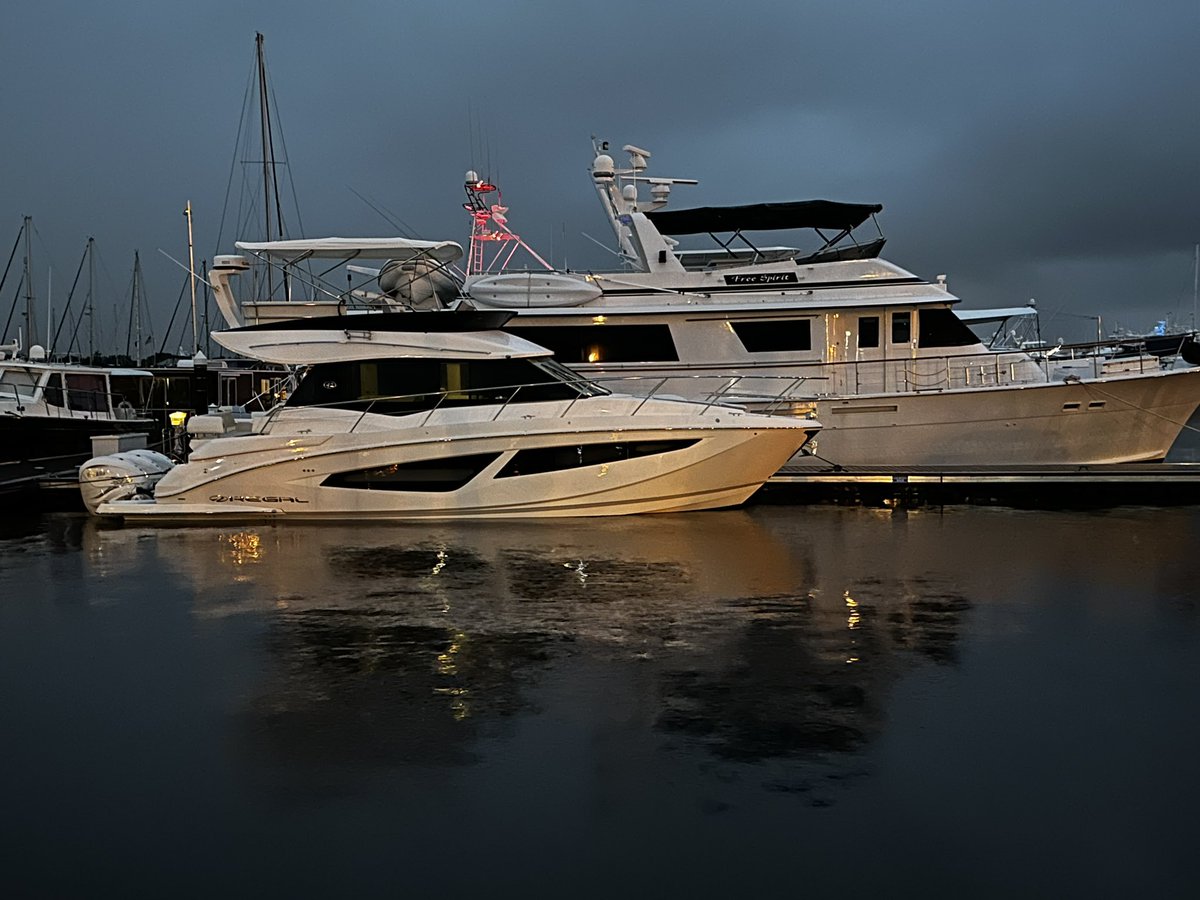 Sailing this 2023 Regal 420FXO from #stuartflorida to #FortMyers