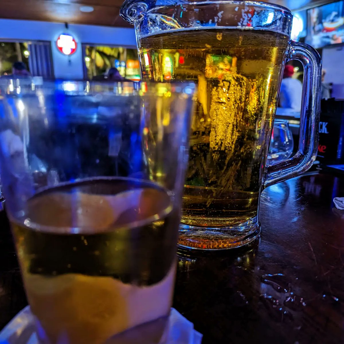 MikeWendt's tweet photo. Pretzels and pitchers... no complicated orders needed. 🍺🥨 👍
#LetsEat #BoyntonBeach 

@carolinalehouse 
#Foodie #Pretzels #Beer #BarBites https://t.co/HN0hCb1Inp