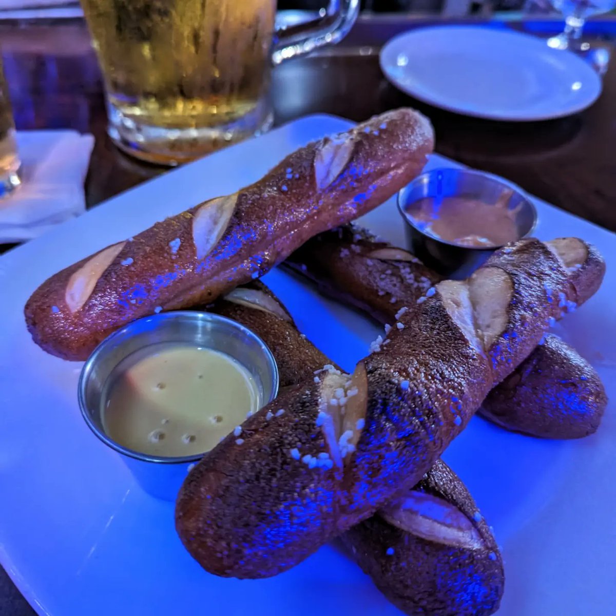MikeWendt's tweet photo. Pretzels and pitchers... no complicated orders needed. 🍺🥨 👍
#LetsEat #BoyntonBeach 

@carolinalehouse 
#Foodie #Pretzels #Beer #BarBites https://t.co/HN0hCb1Inp