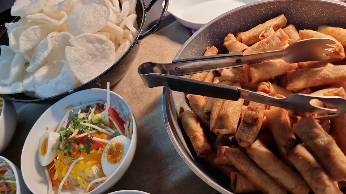 Tonight for boarding supper ramen bowls with shredded beef <a href="/HolroydHowe/">Holroyd Howe</a> <a href="/BSAboarding/">BSA Boarding</a> <a href="/Alpha_Schools/">Alpha Schools</a>