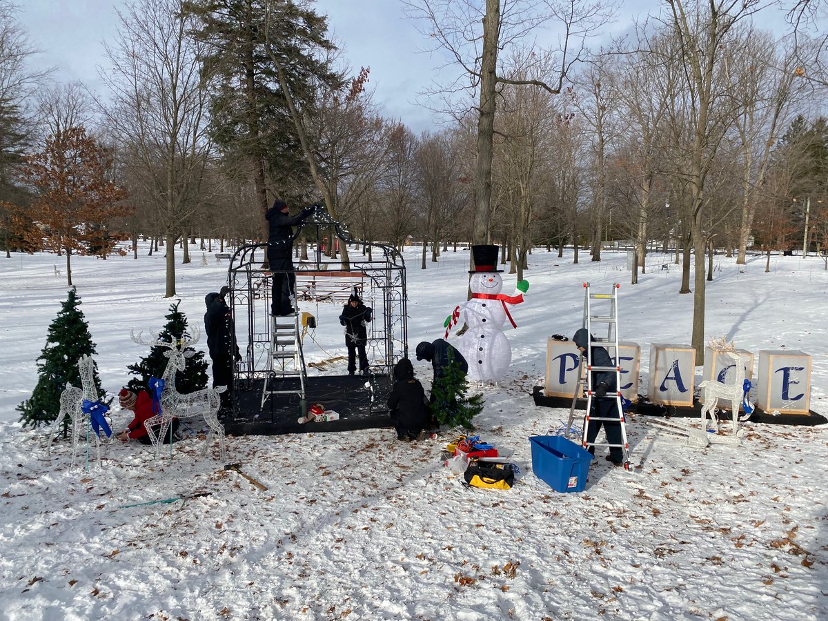 trafalgarcastle's tweet photo. A small but mighty group of parent volunteers travelled to Uxbridge on Sunday to set up Trafalgar's display at the Uxbridge Fantasy of Lights. Thank you for braving the cold so the School could be a part of this fun holiday event: https://t.co/6BovVMAPg2 #UXLIGHTS #community https://t.co/8pTFzHj2zg