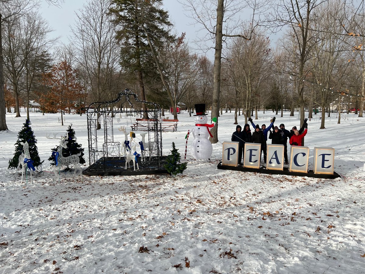 trafalgarcastle's tweet photo. A small but mighty group of parent volunteers travelled to Uxbridge on Sunday to set up Trafalgar's display at the Uxbridge Fantasy of Lights. Thank you for braving the cold so the School could be a part of this fun holiday event: https://t.co/6BovVMAPg2 #UXLIGHTS #community https://t.co/8pTFzHj2zg