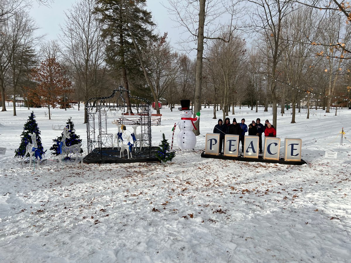 trafalgarcastle's tweet photo. A small but mighty group of parent volunteers travelled to Uxbridge on Sunday to set up Trafalgar's display at the Uxbridge Fantasy of Lights. Thank you for braving the cold so the School could be a part of this fun holiday event: https://t.co/6BovVMAPg2 #UXLIGHTS #community https://t.co/8pTFzHj2zg